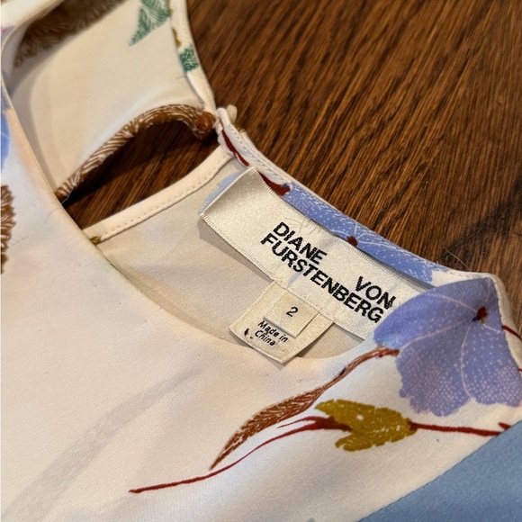 Diane Von Furstenberg Floral Print Asymmetrical Pattern Silk Blouse Size 2 - Picture 11 of 12